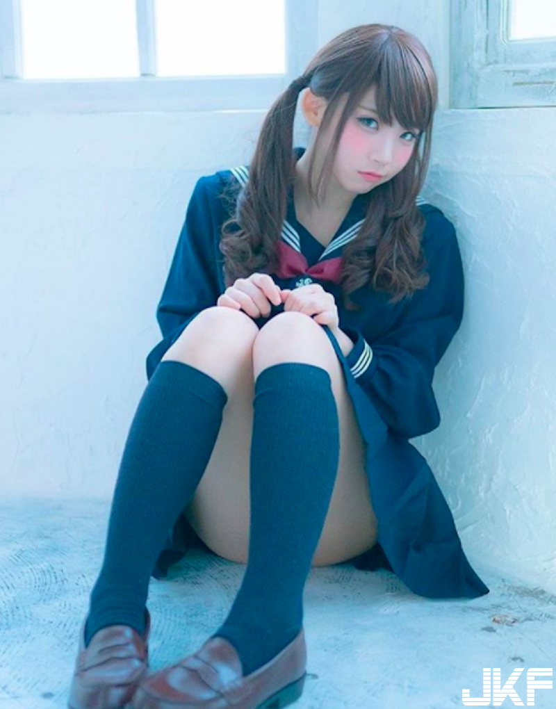 萌萌妹系「白嫩正妹」！超短上衣＋短褲蹲地上太犯規！雪白肌膚全都看見啦！