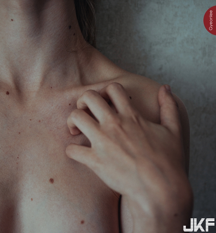 中西合璧！強國攝影師展現「寫真極意」，用女體拍出最性感的憂鬱氛圍！