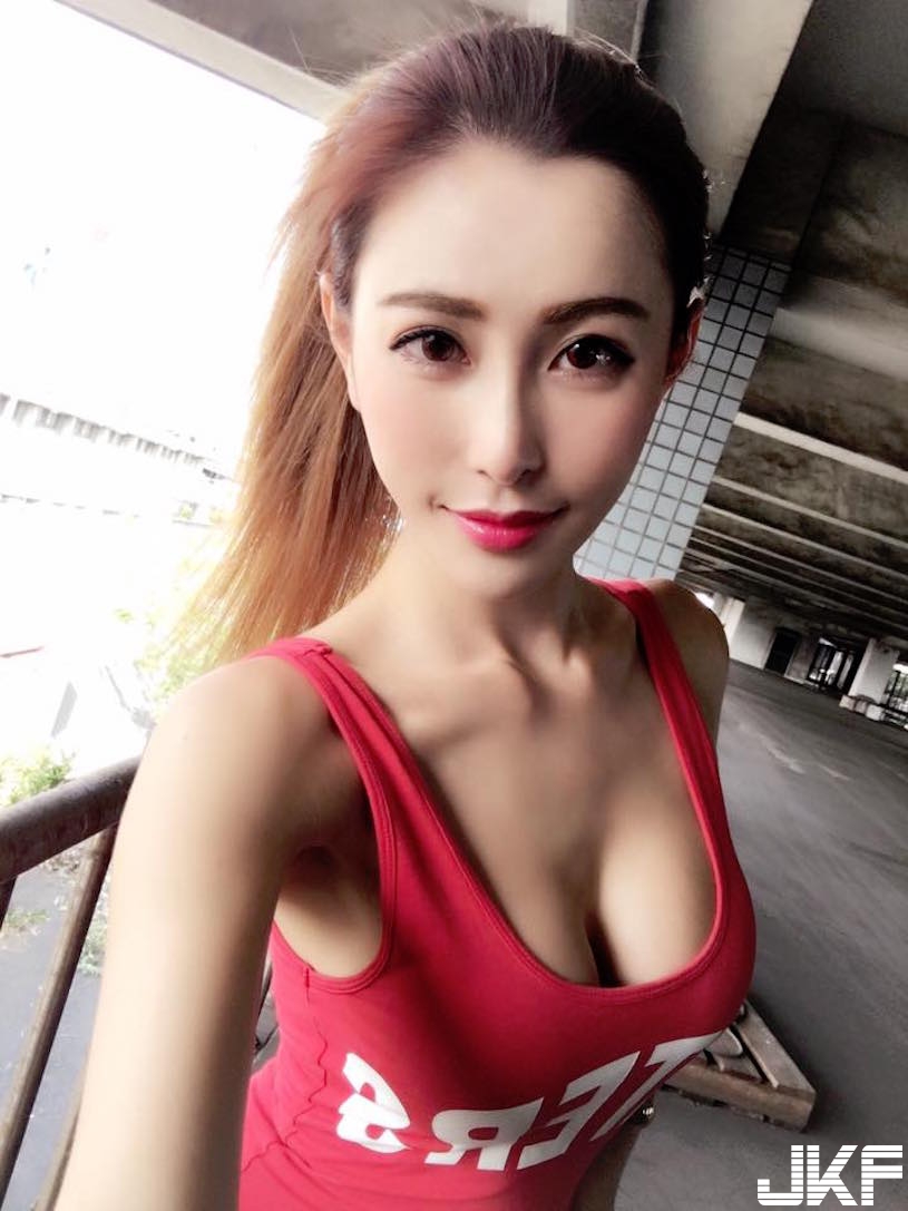 太猛了！女神艾比「極品香豔美乳」畫面有夠飽滿！穿這樣出門真的好過份喔…