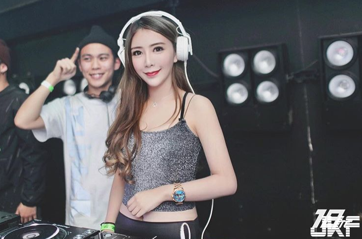 「美乳DJ」牛奶糖人如其名！胸前白皙的兩個肉包連閨密都愛不釋手！