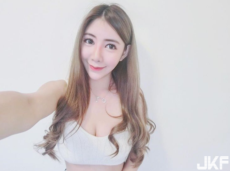 「美乳DJ」牛奶糖人如其名！胸前白皙的兩個肉包連閨密都愛不釋手！