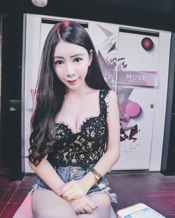 「美乳DJ」牛奶糖人如其名！胸前白皙的兩個肉包連閨密都愛不釋手！