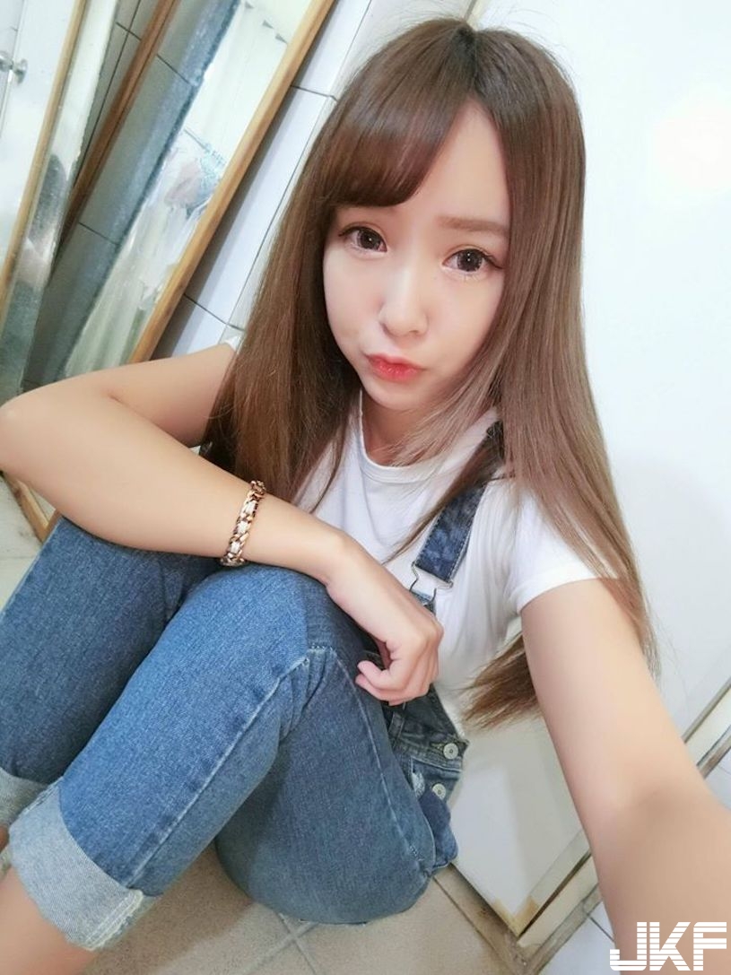 爆乳小隻馬「超兇打電腦畫面」，邪惡角度引遐想，網：你需要按摩了！