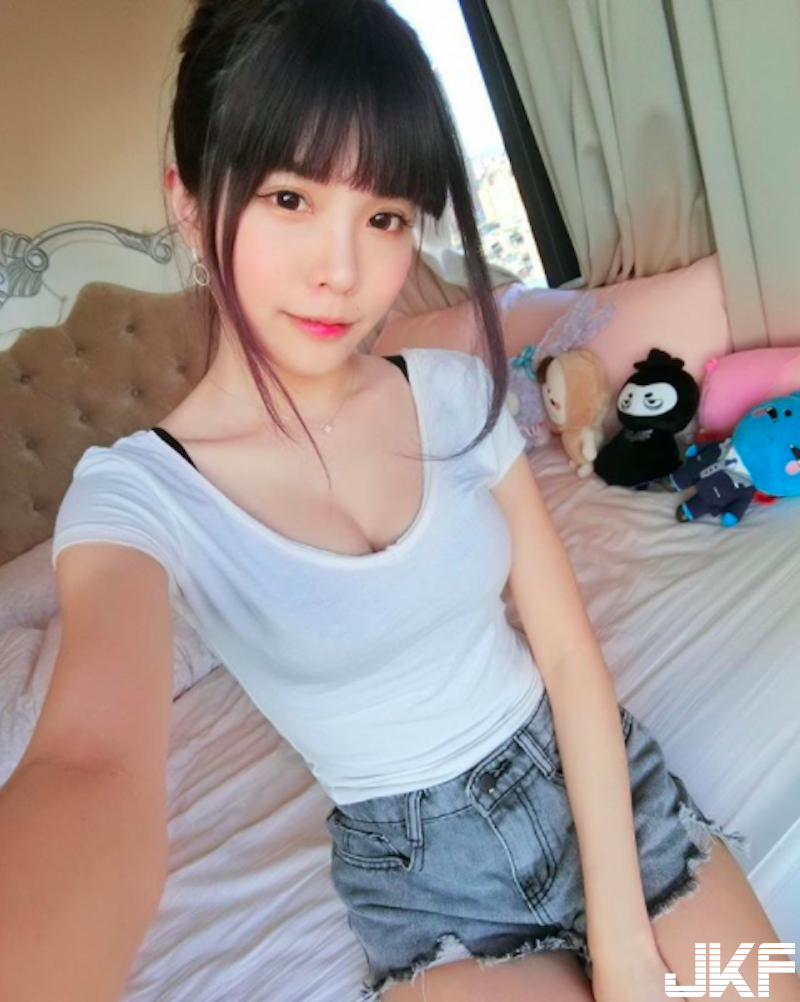 高鐵上「長髮美乳妹」！自拍角度超邪惡！「圓圓滿滿」形狀好誘人啊～