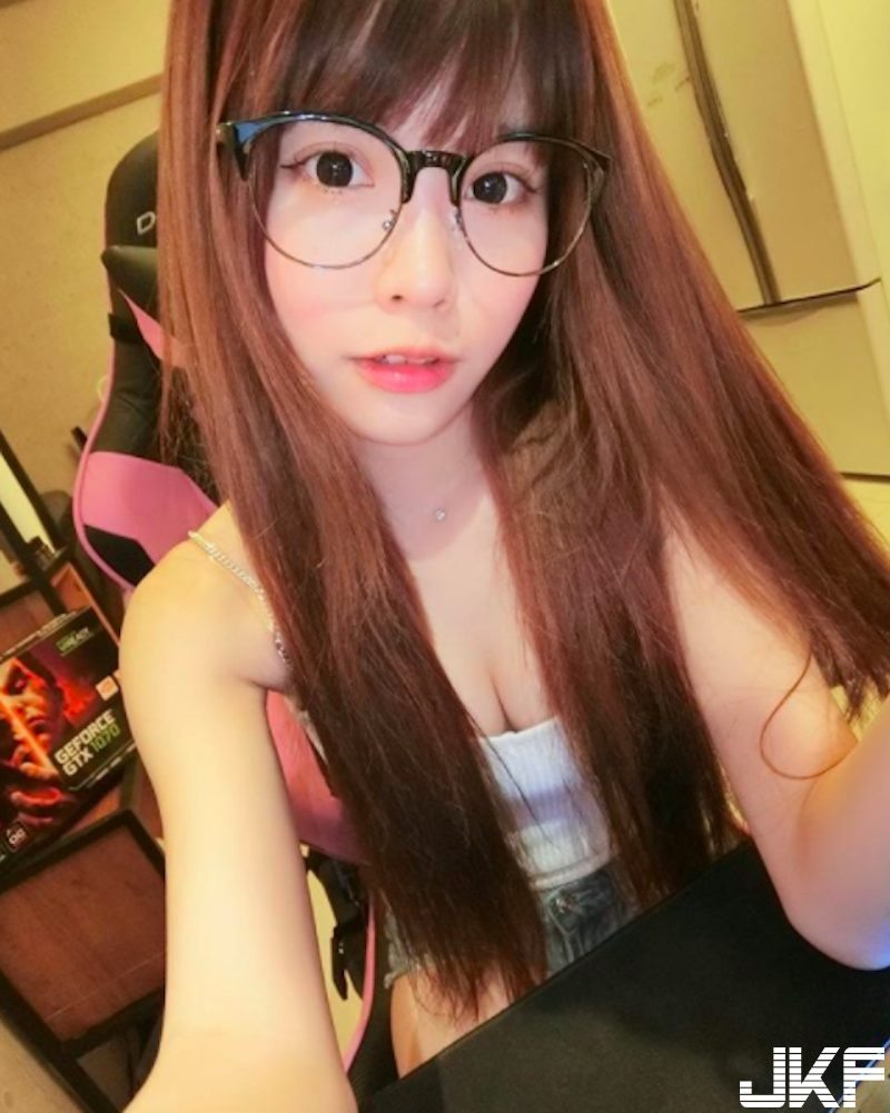 高鐵上「長髮美乳妹」！自拍角度超邪惡！「圓圓滿滿」形狀好誘人啊～
