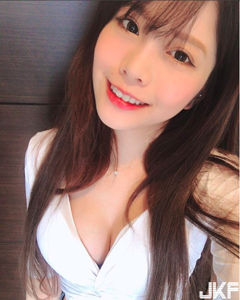 高鐵上「長髮美乳妹」！自拍角度超邪惡！「圓圓滿滿」形狀好誘人啊～