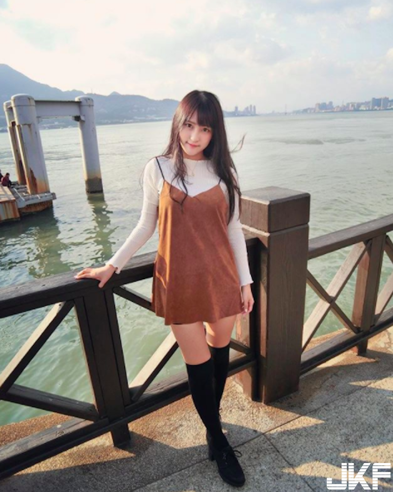 衣服好緊！「長髮正妹」上衣總是繃緊緊！穿上「性感吊帶襪」讓人血液都沸騰啦！