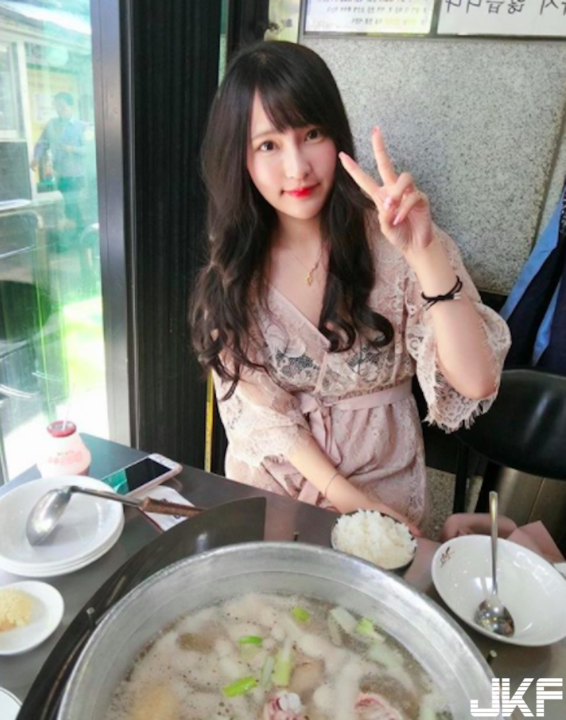 衣服好緊！「長髮正妹」上衣總是繃緊緊！穿上「性感吊帶襪」讓人血液都沸騰啦！