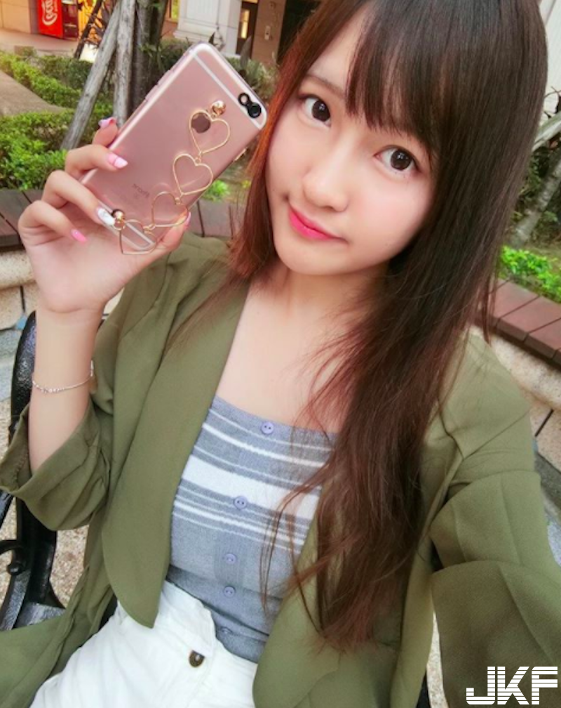 衣服好緊！「長髮正妹」上衣總是繃緊緊！穿上「性感吊帶襪」讓人血液都沸騰啦！