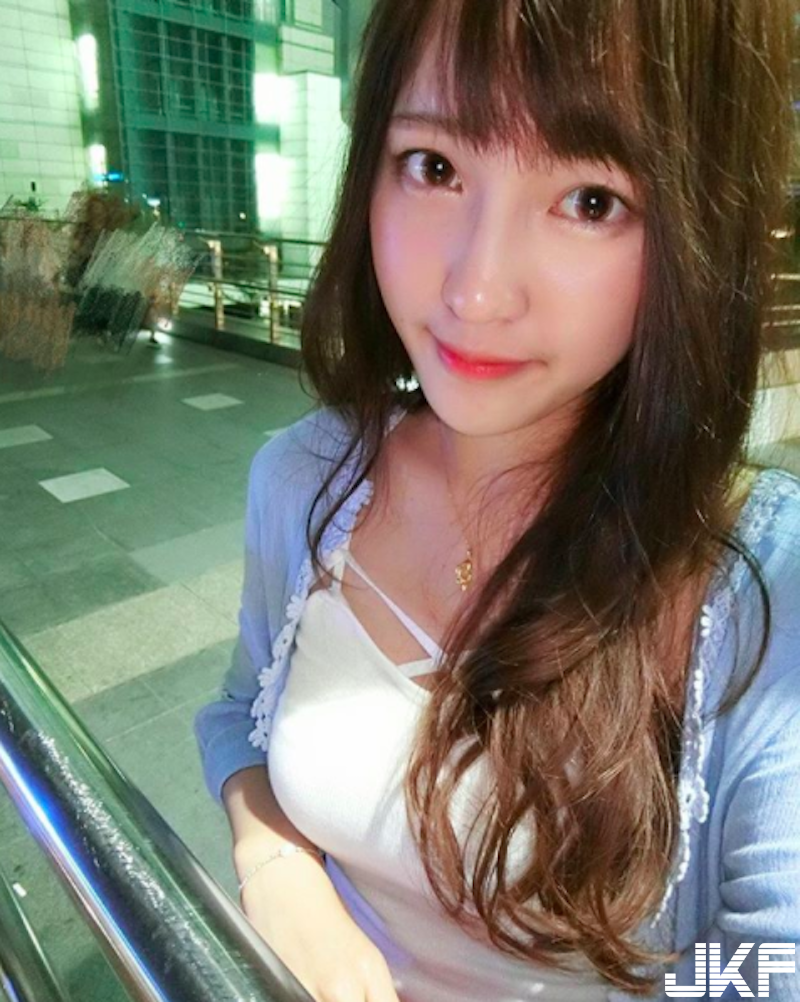 衣服好緊！「長髮正妹」上衣總是繃緊緊！穿上「性感吊帶襪」讓人血液都沸騰啦！