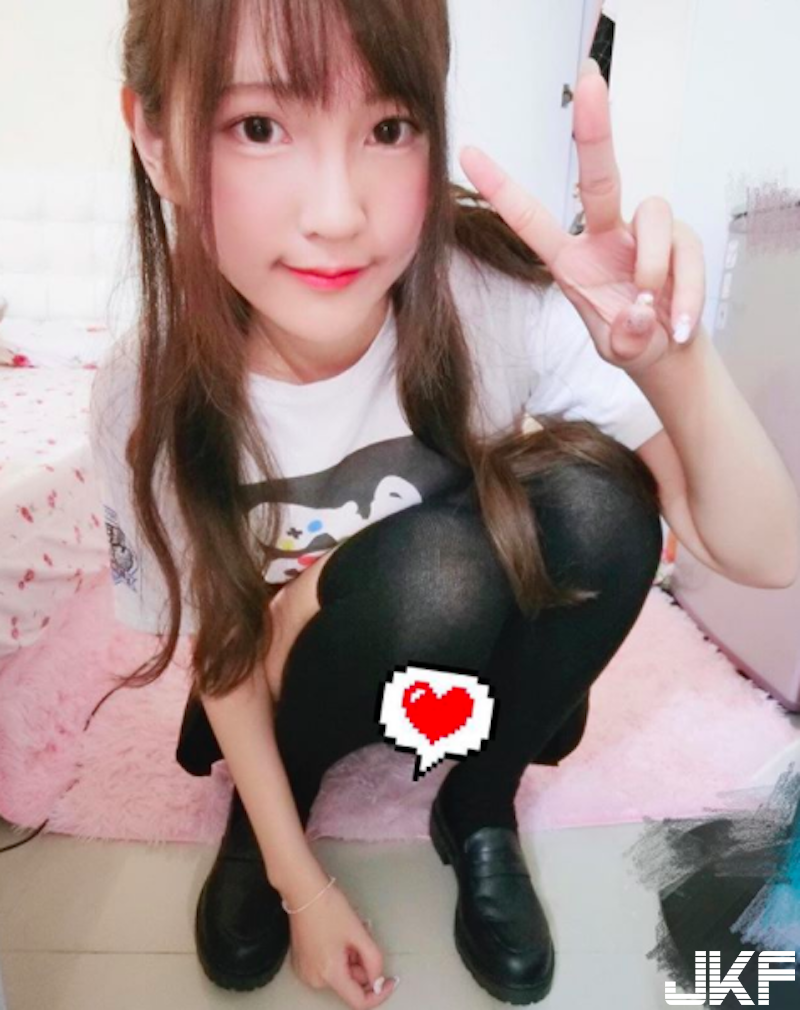 衣服好緊！「長髮正妹」上衣總是繃緊緊！穿上「性感吊帶襪」讓人血液都沸騰啦！