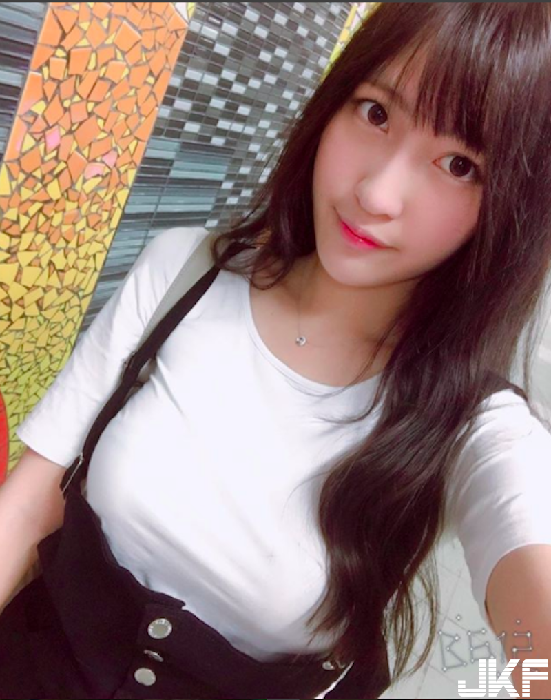 衣服好緊！「長髮正妹」上衣總是繃緊緊！穿上「性感吊帶襪」讓人血液都沸騰啦！