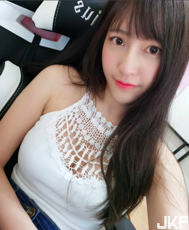 衣服好緊！「長髮正妹」上衣總是繃緊緊！穿上「性感吊帶襪」讓人血液都沸騰啦！