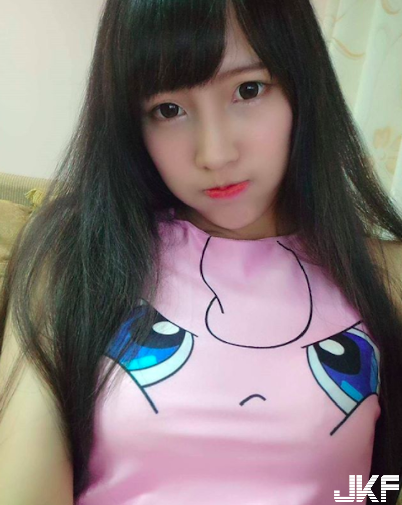衣服好緊！「長髮正妹」上衣總是繃緊緊！穿上「性感吊帶襪」讓人血液都沸騰啦！