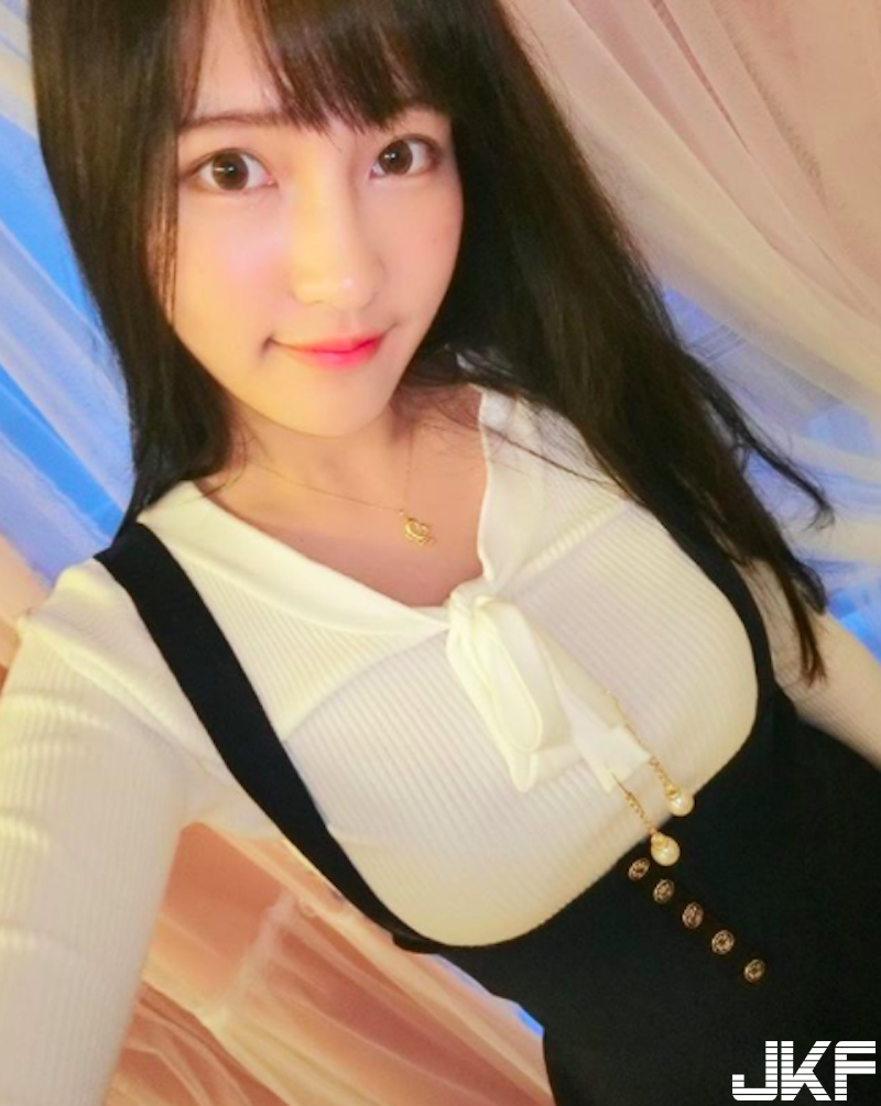 衣服好緊！「長髮正妹」上衣總是繃緊緊！穿上「性感吊帶襪」讓人血液都沸騰啦！