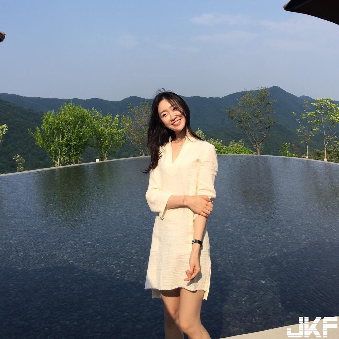 素人正妹笑容好迷人，「裸背洋裝」養眼畫面無限露出，讓人大開眼界啦！