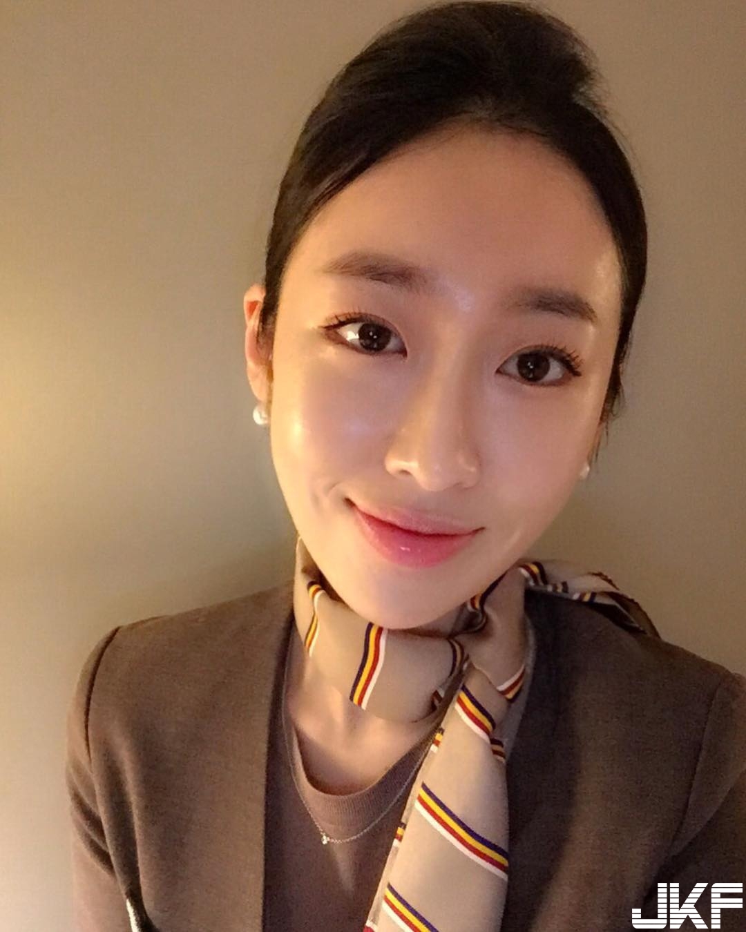 素人正妹笑容好迷人，「裸背洋裝」養眼畫面無限露出，讓人大開眼界啦！