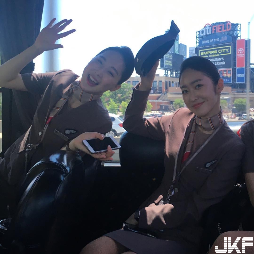 素人正妹笑容好迷人，「裸背洋裝」養眼畫面無限露出，讓人大開眼界啦！