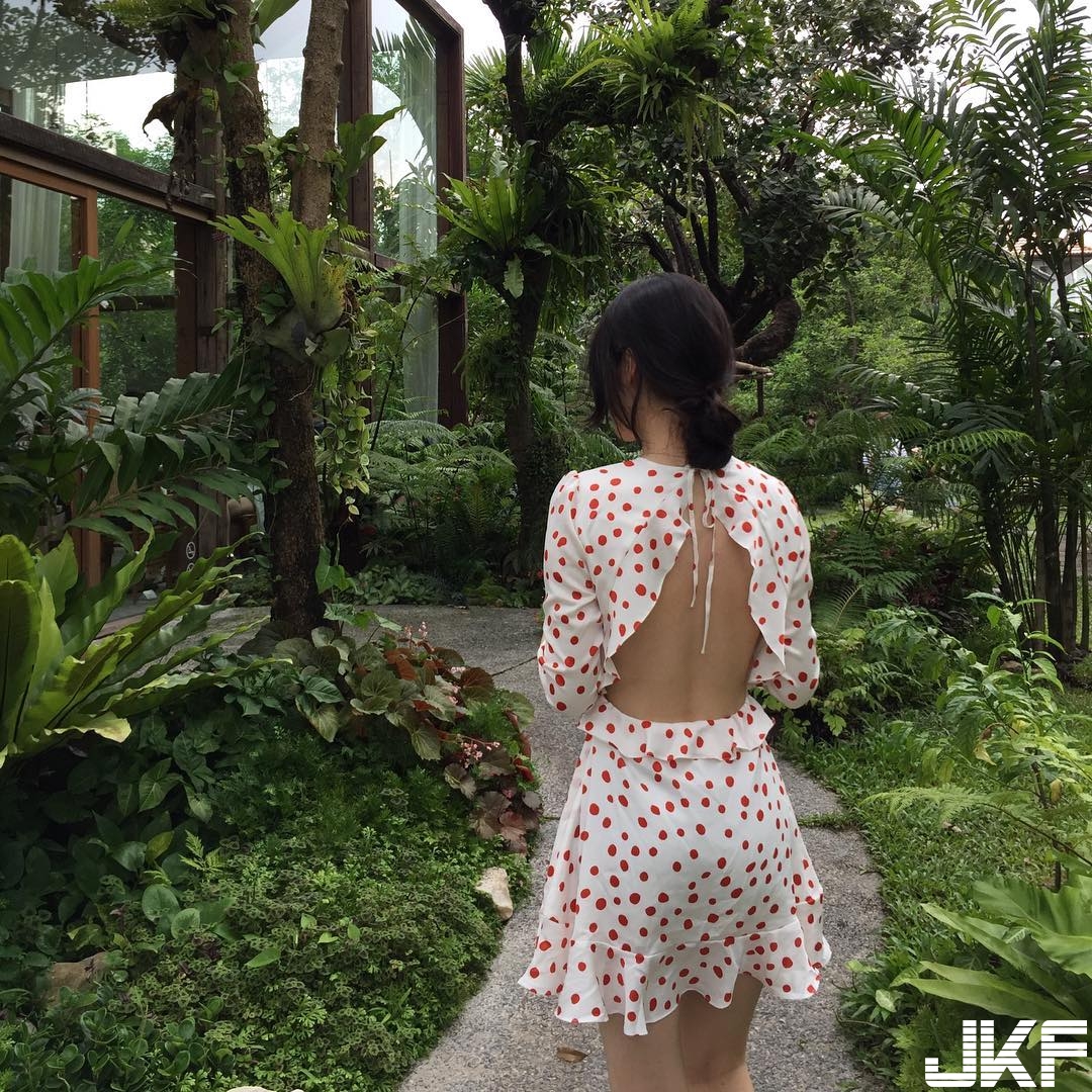 素人正妹笑容好迷人，「裸背洋裝」養眼畫面無限露出，讓人大開眼界啦！