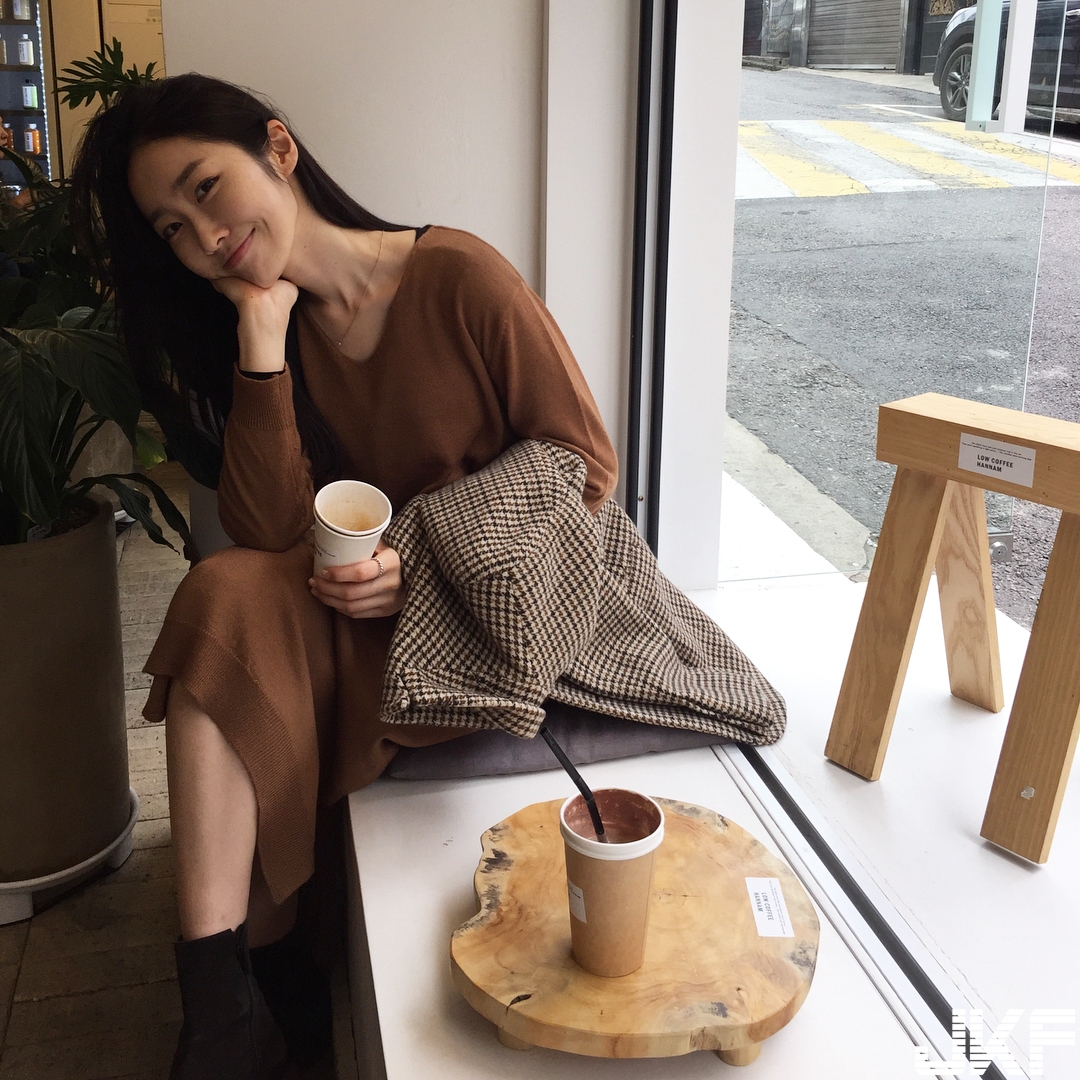 素人正妹笑容好迷人，「裸背洋裝」養眼畫面無限露出，讓人大開眼界啦！