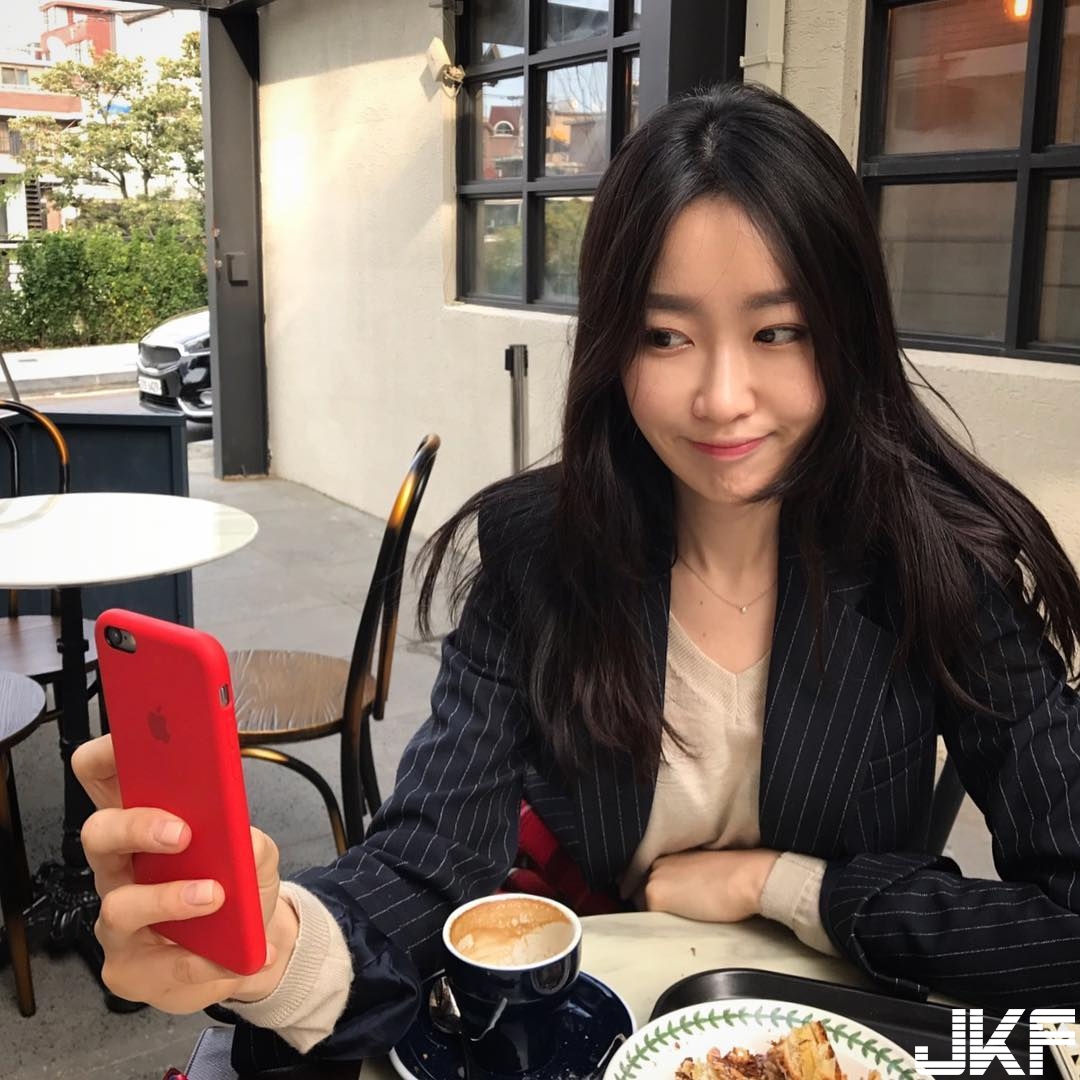 素人正妹笑容好迷人，「裸背洋裝」養眼畫面無限露出，讓人大開眼界啦！