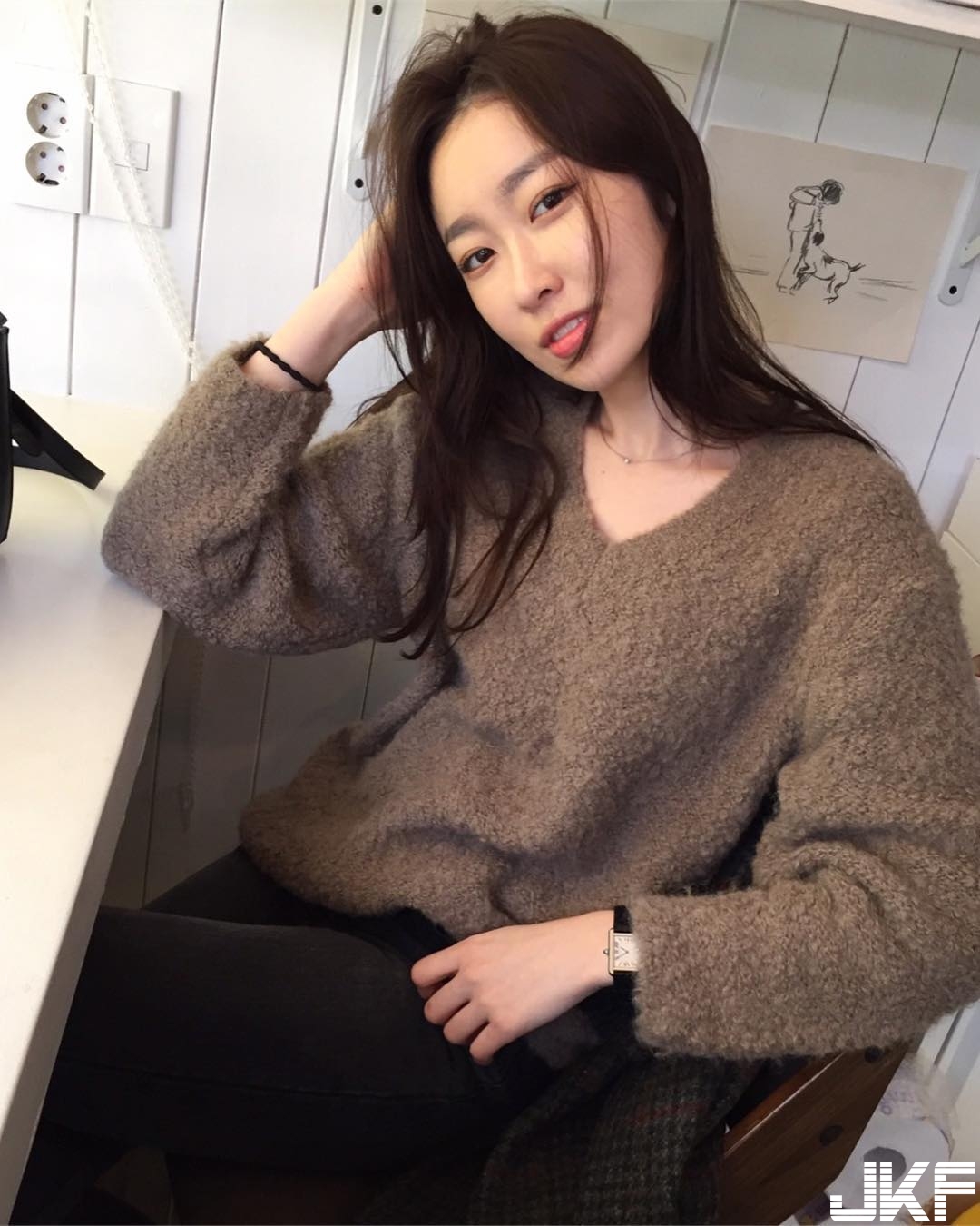 素人正妹笑容好迷人，「裸背洋裝」養眼畫面無限露出，讓人大開眼界啦！