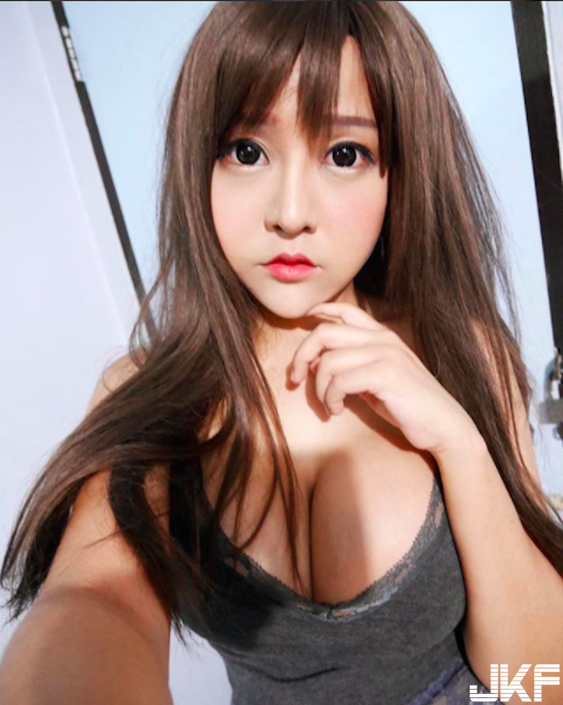 太狂！正妹「發育太好」胸部比臉大衣服完全裝不下，半顆「渾圓酥胸」都露在外面啦！