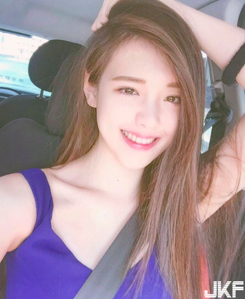 深溝辣妹「浴室惹火自拍」，辣度這麼高，原來是文化神級校花凱玲！