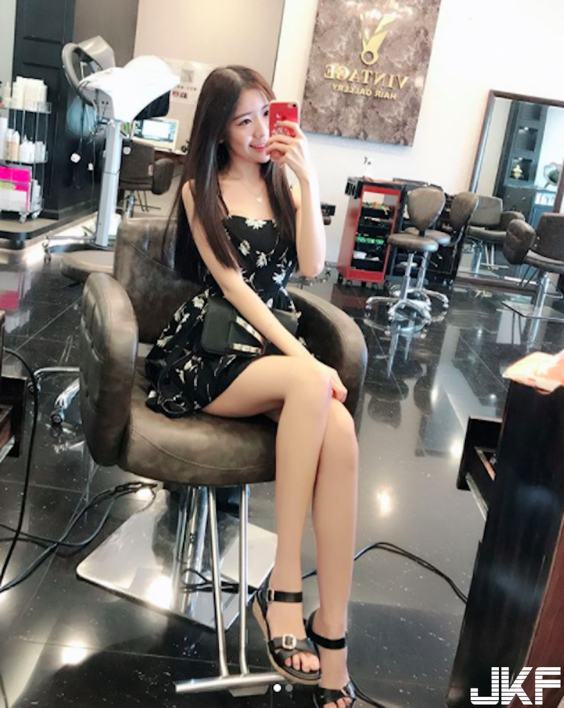 好想環抱！網瘋傳「美胸正妹」爆乳水蛇腰超極品！逆天「白皙長腿」真的好犯規…