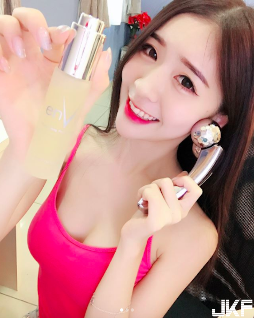 好想環抱！網瘋傳「美胸正妹」爆乳水蛇腰超極品！逆天「白皙長腿」真的好犯規…