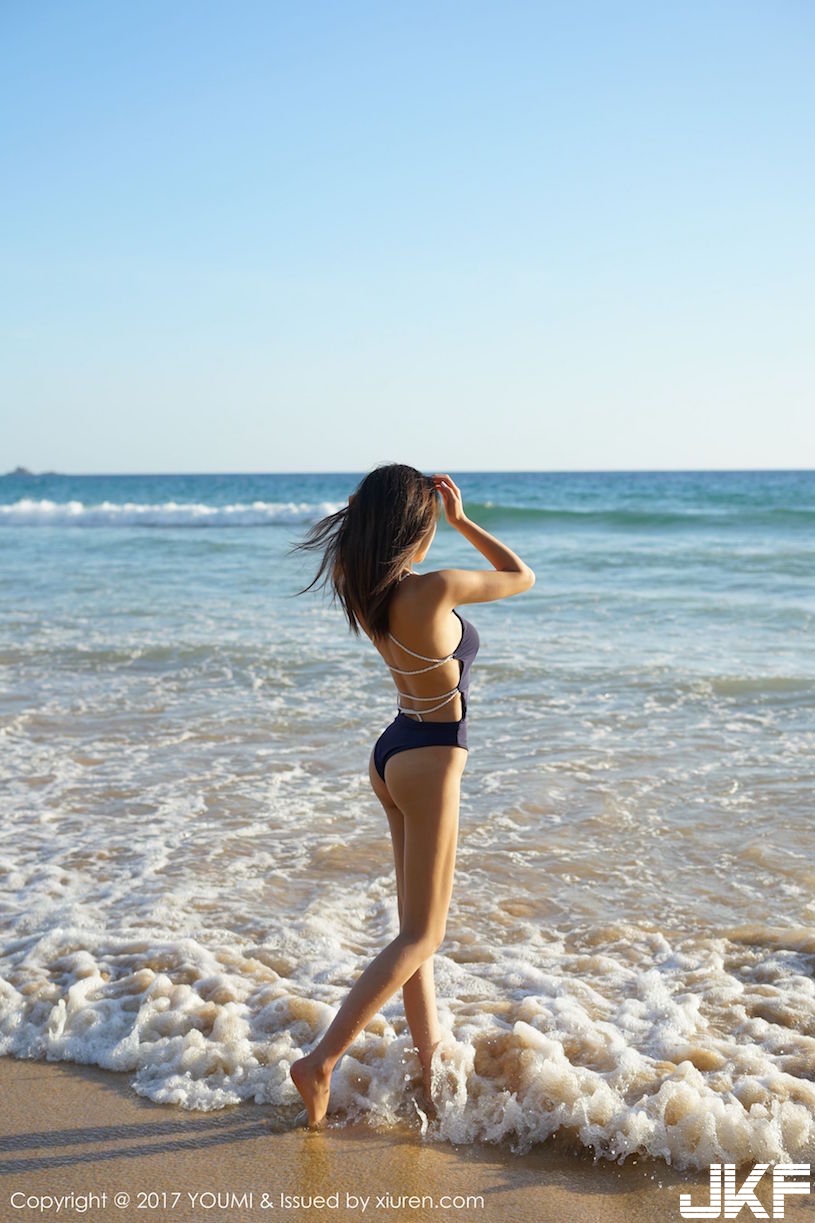好兇！嫩模「火辣套圖」海邊大秀美乳身材！極緻誘惑「白嫩雪乳」畫面逼死人…