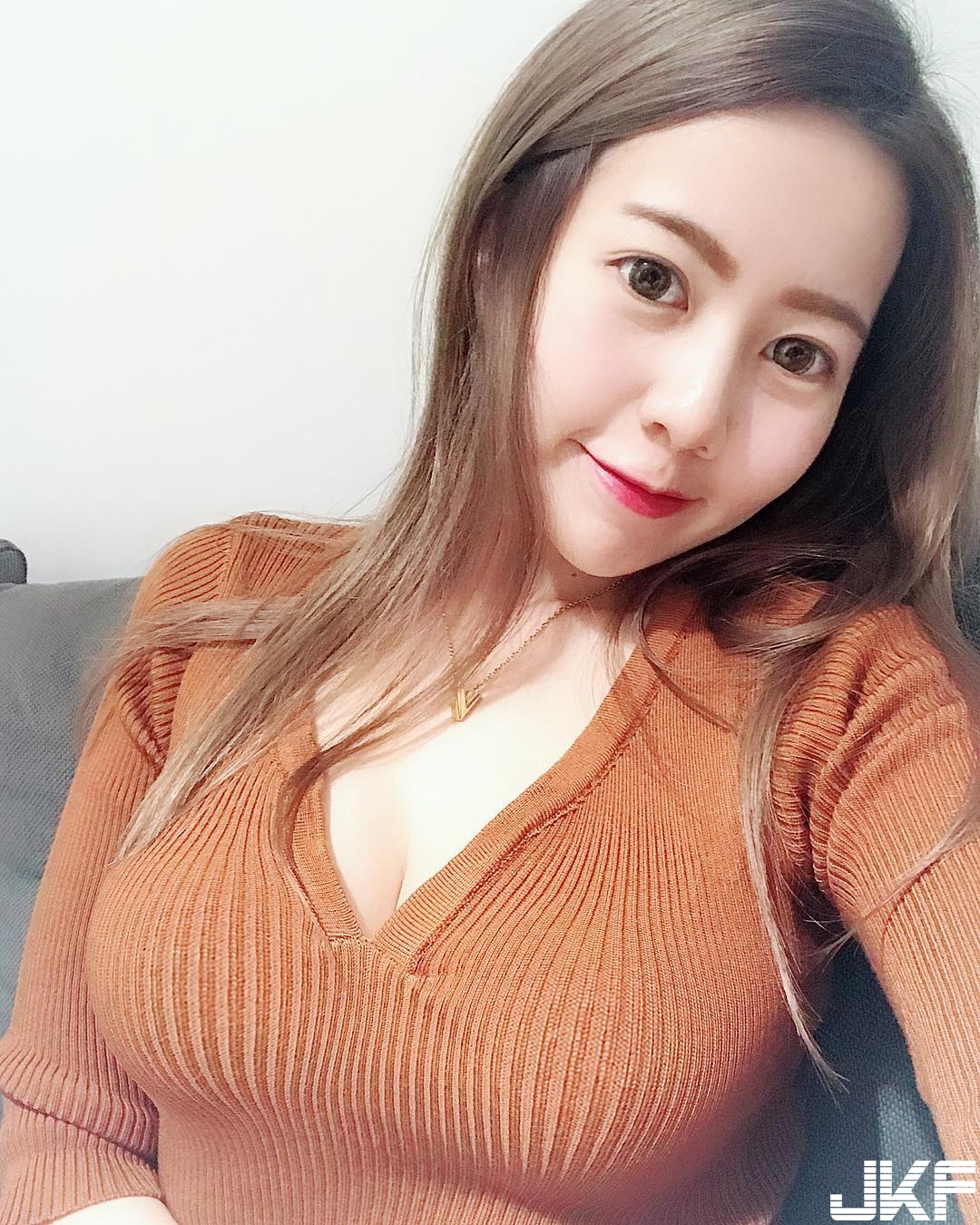 肩帶都掉了！E奶「嫩乳正妹」皮膚好光滑，「邪惡低胸」長輩都快掉出來！