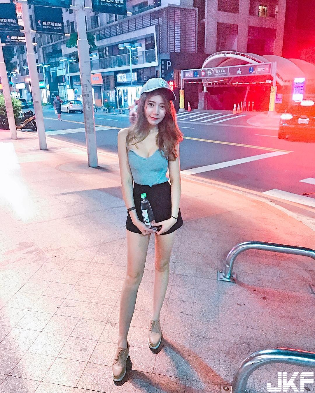 肩帶都掉了！E奶「嫩乳正妹」皮膚好光滑，「邪惡低胸」長輩都快掉出來！