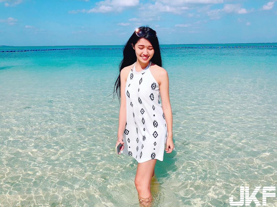 腿控的福利來了！陽光笑容搭上絕美「白皙美腿」，一秒成為沖繩海灘上最美風景！