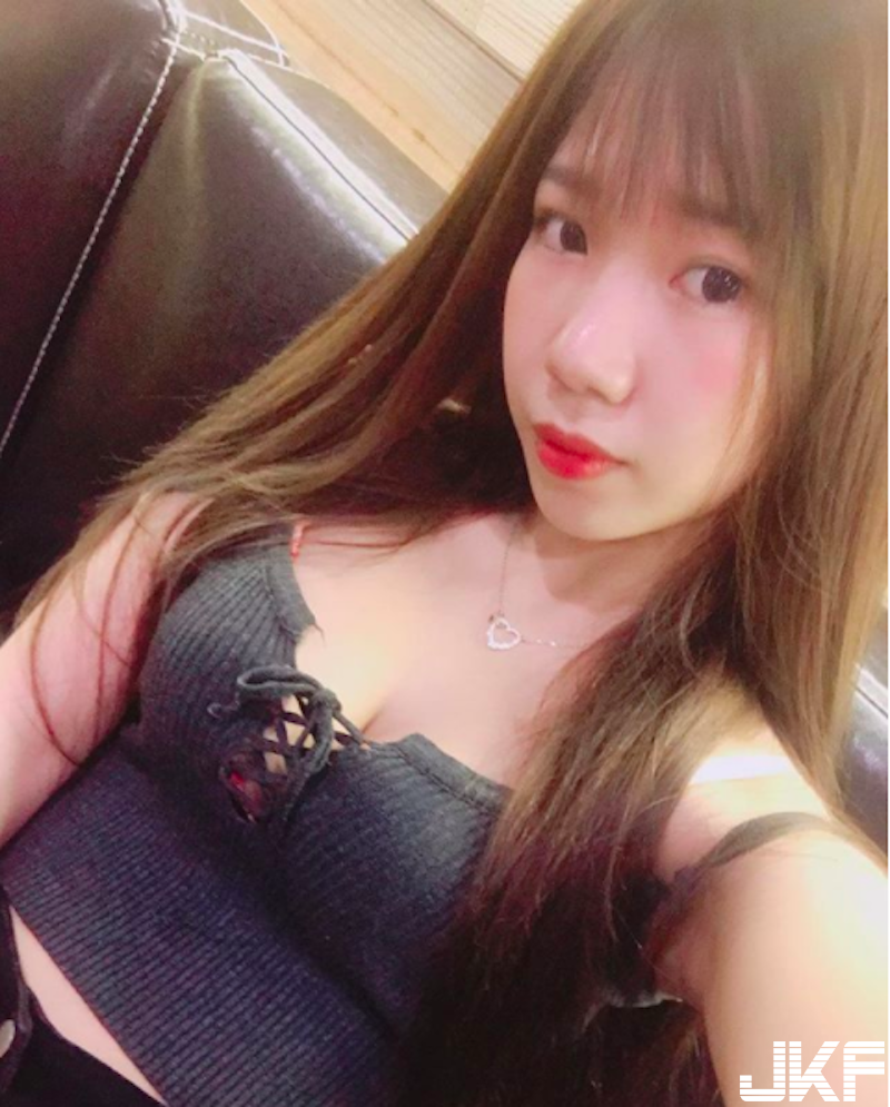 台灣妹子94優秀！19歲「爆乳長腿」實況主！連朋友都忍不住要偷拍她啊！