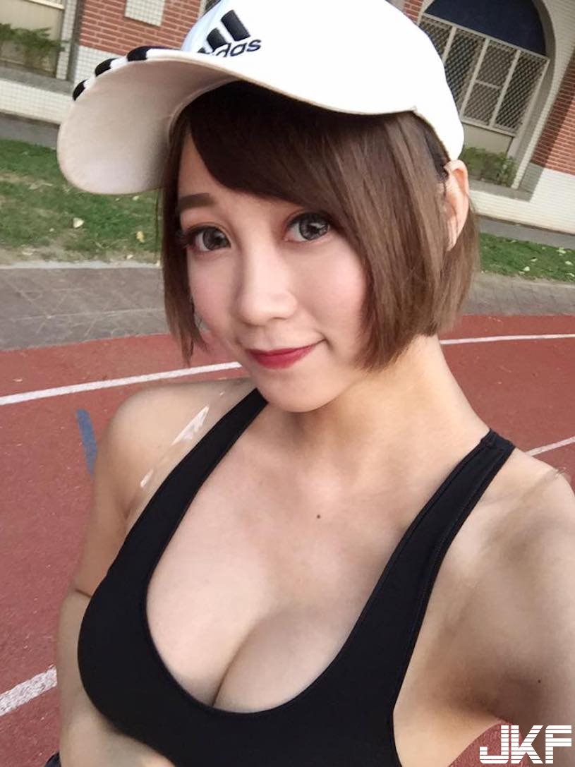 超邪惡胸型！「爆乳攝影師」大長輩太逆天，肩帶都快撐不住乳量了！