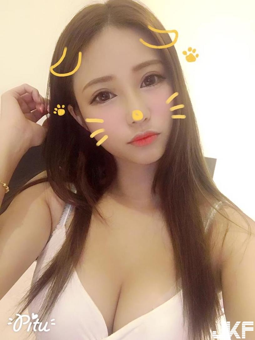 躺床角度滿分！火辣老闆娘「開深溝自拍」，誘人美乳辣到無極限！