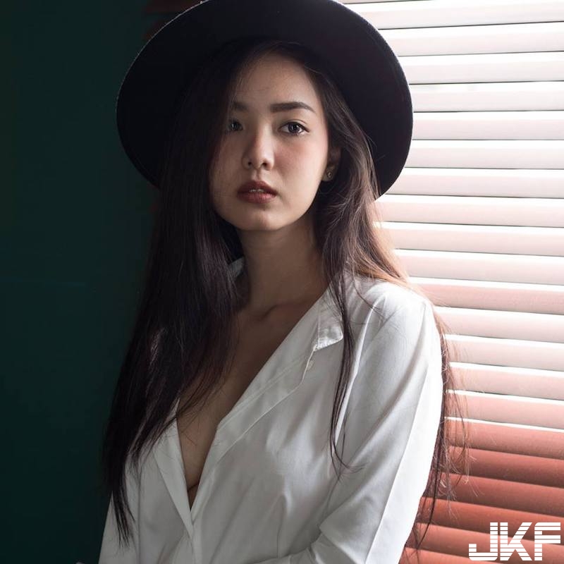 這奶太狂！「洋裝露奶妹」衣服設計好大膽！側邊「白嫩圓乳」都跑出來啦！
