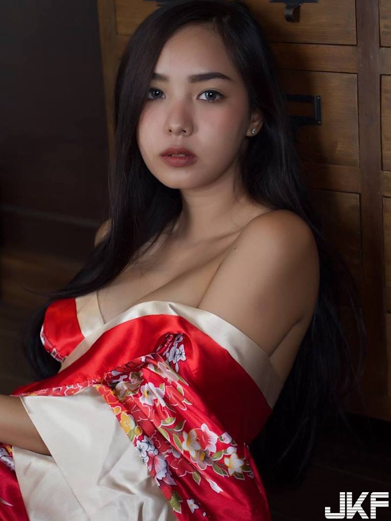 這奶太狂！「洋裝露奶妹」衣服設計好大膽！側邊「白嫩圓乳」都跑出來啦！