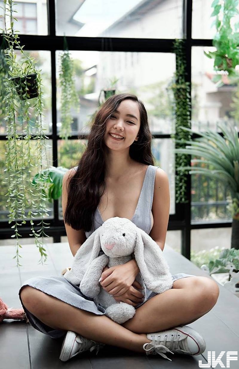 這奶太狂！「洋裝露奶妹」衣服設計好大膽！側邊「白嫩圓乳」都跑出來啦！