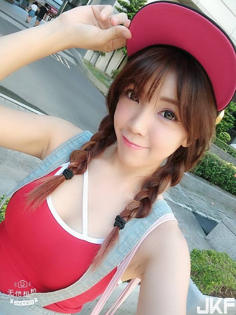 超火辣彩妝師！甜美臉蛋加上渾圓深溝，大家都好想給她化妝啊！