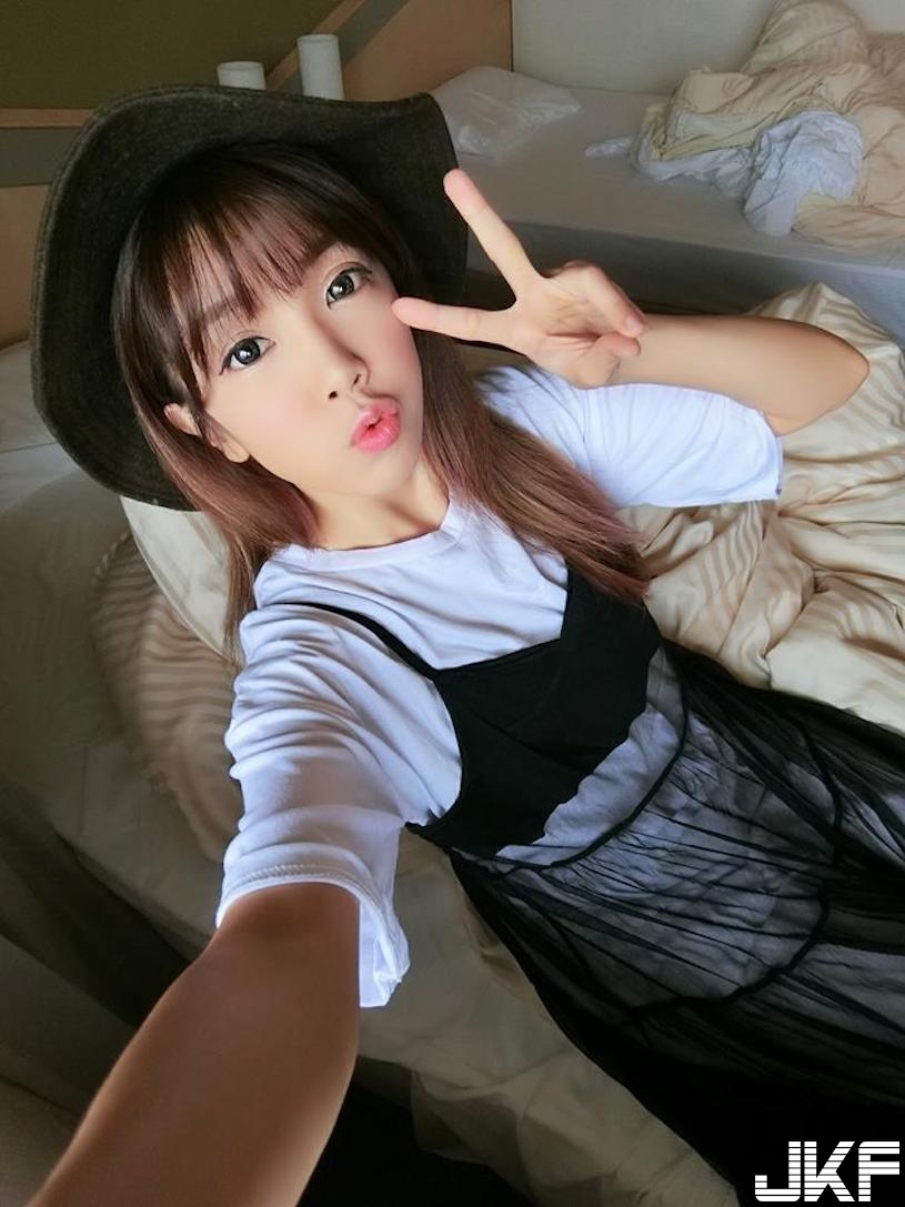 超火辣彩妝師！甜美臉蛋加上渾圓深溝，大家都好想給她化妝啊！
