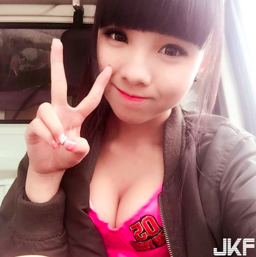 童顏爆乳「廟會美少女」！渾圓美乳曲線辣翻，深溝照一看就沈迷啊！