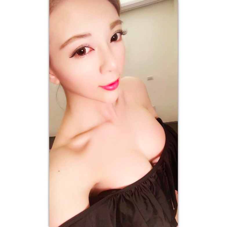 這妹子太狂！黑色綁帶「纏繞美乳」超性感！白嫩渾圓形狀從縫隙跑出來啦！