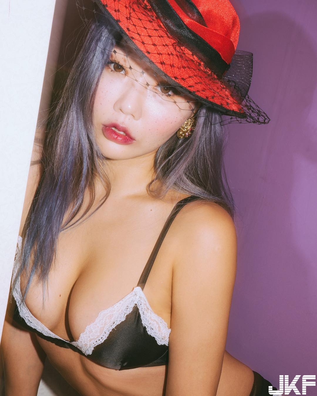 猛！妹子穿小丁「誘人蜜桃臀」成功登頂，內衣滑落圓潤「大歐派」乍現