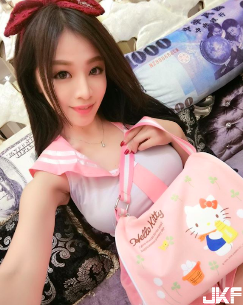 F奶炸裂！台灣「爆乳女老師」乳量讓人難以專心！超銷魂「飽滿上圍」同學會受不了啦…