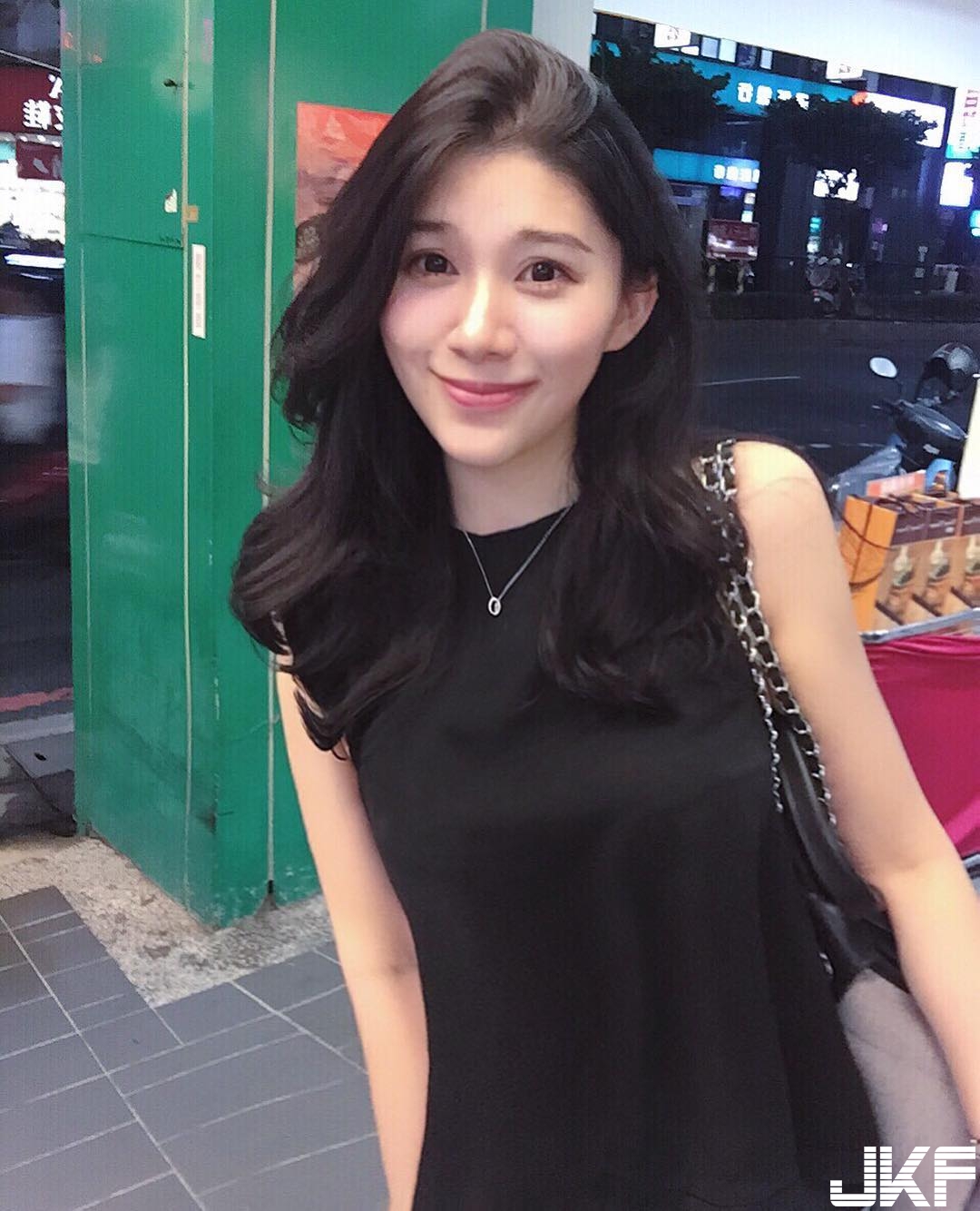空靈系「花藝女孩」美到哭了！工作中好身材「深藏不露」，優雅性感讓人想帶回家！