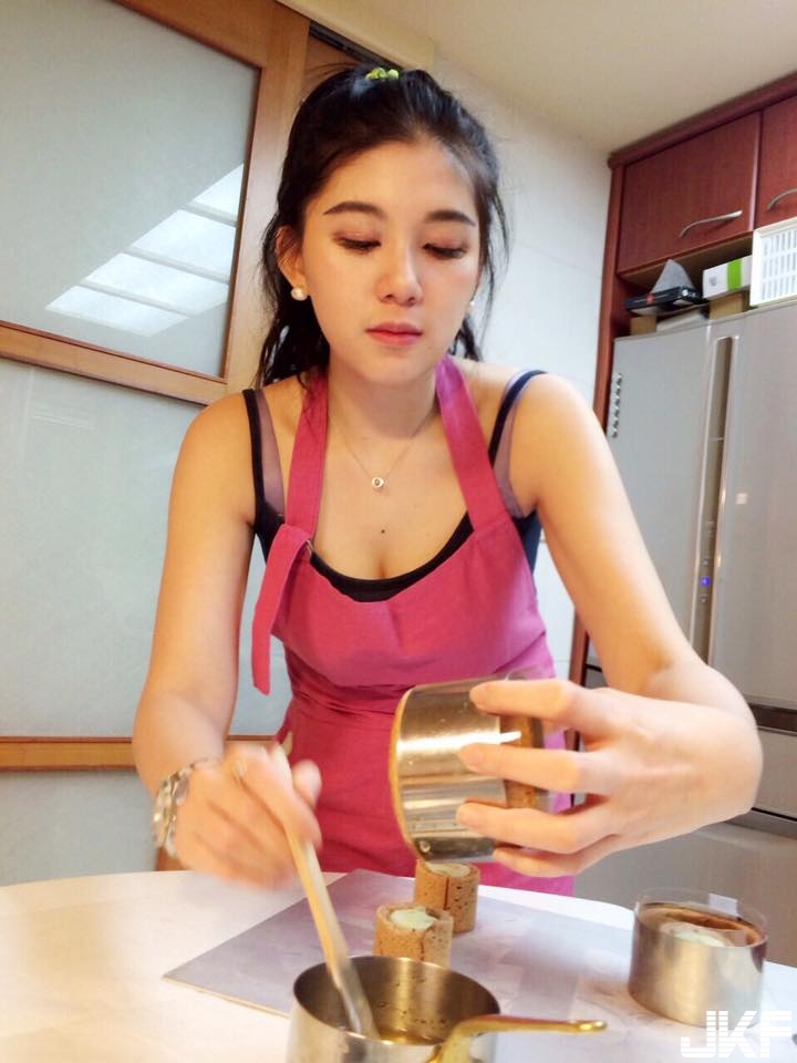 空靈系「花藝女孩」美到哭了！工作中好身材「深藏不露」，優雅性感讓人想帶回家！