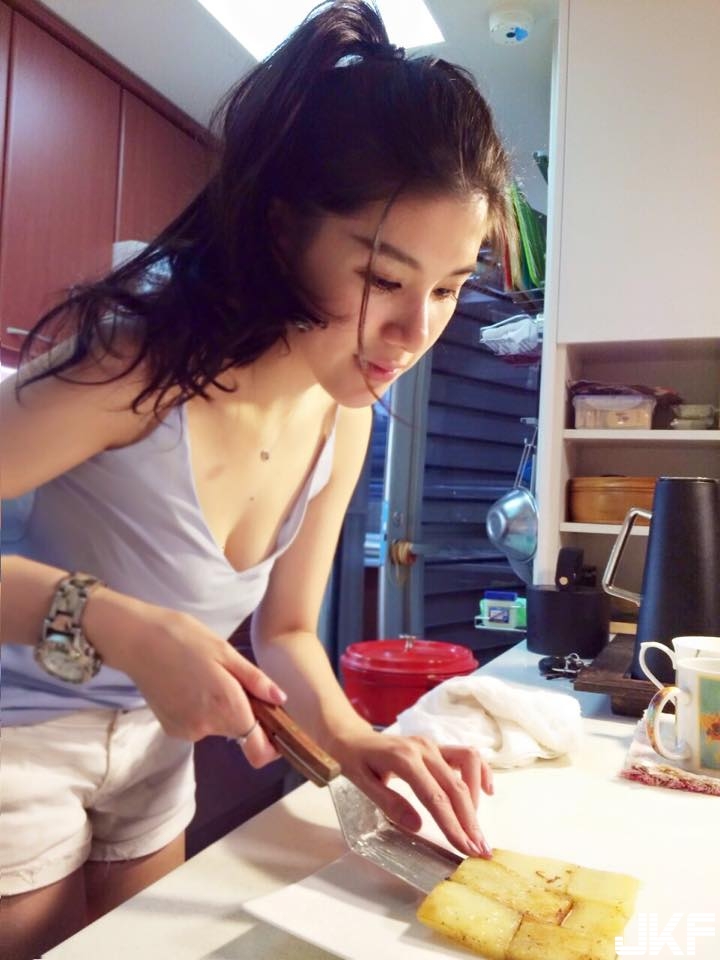 空靈系「花藝女孩」美到哭了！工作中好身材「深藏不露」，優雅性感讓人想帶回家！