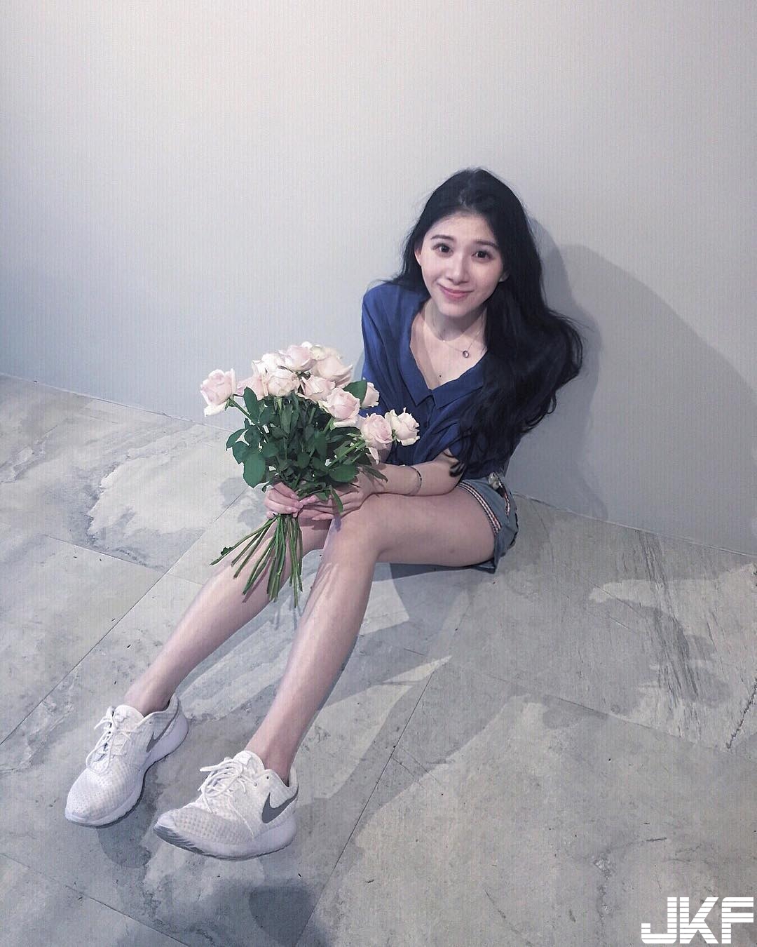 空靈系「花藝女孩」美到哭了！工作中好身材「深藏不露」，優雅性感讓人想帶回家！